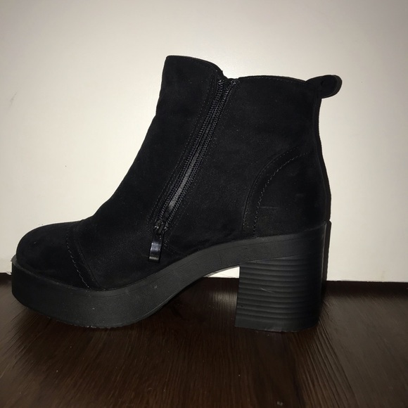 Black boots - Picture 2 of 2